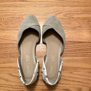 Gently used women’s Toms flat shoes!